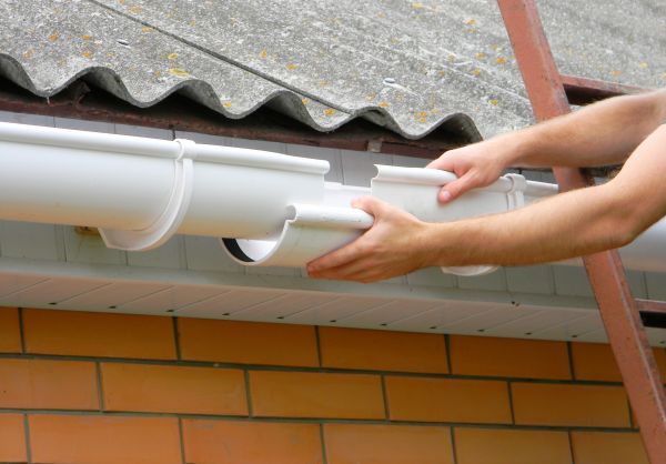 Cost of Gutter Hanging in Pearland